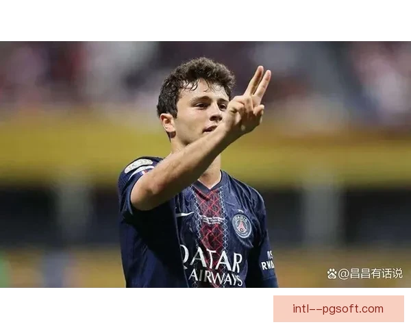 巴黎圣日耳曼正式宣布签下葡萄牙中场若昂内维斯加强球队实力